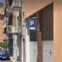 Un'insegna montata di gran carriera e l'autosilo pubblico divenne visibile